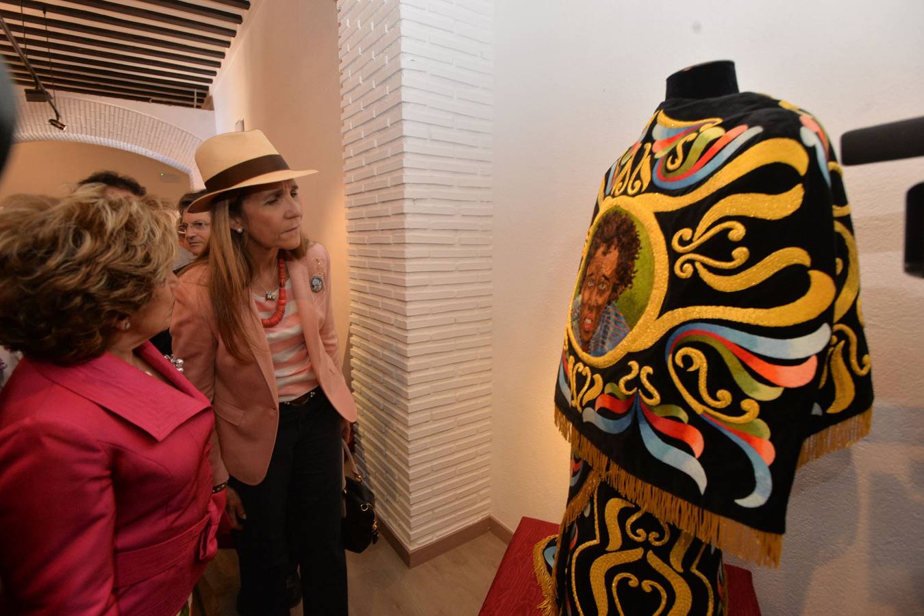 8 DE MAYO. La infanta Elena vista Lorca y felicita a los lorquinos por su ejemplo de civismo tras los terremotos. En la foto, la infanta admira los bordados lorquinos de Semana Santa durante su visita al municipio como directora de Proyectos Sociales de la Fundación Mapfre.