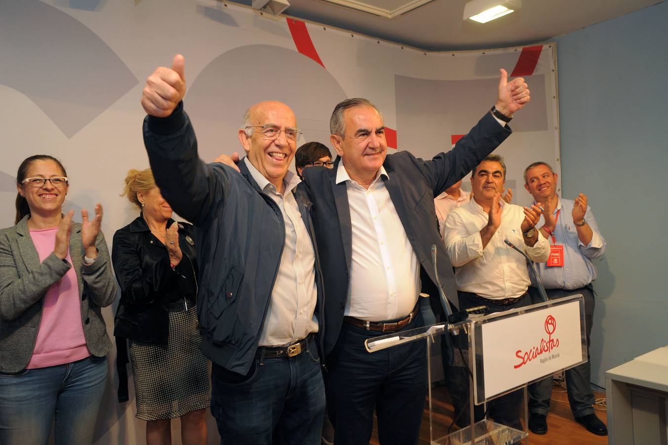 24 DE MAYO. Los socialistas ponen fin a su caída, con dos diputados más y la mayoría en 16 de los 45 ayuntamientos de la Región. En la foto, José Ignacio Gras y Rafael González Tovar celebran los resultados de las elecciones locales.