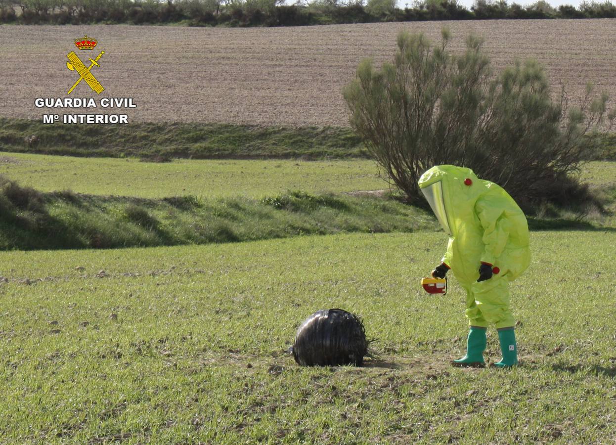 16 DE NOVIEMBRE. El hallazgo de esferas negras procedentes de cohetes o satélites en varios parajes de la Región despierta la curiosidad de los vecinos. La primera esfera se localiza en el paraje muleño de Los Llanos del Cagitán, en Calasparra; la segunda en el paraje de Villa-Vieja. Dos cazadores encuentran en la Sierra del Molino de Calasparra la tercera esfera negra.