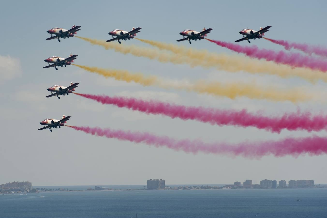 29 DE OCTUBRE. El cumpleaños de la Patrulla Águila atrae a miles de visitantes y permite a los hoteles colgar el cartel de 'completo'. Tres décadas de acrobacias, con sus 30.000 horas de vuelo y un millar de exhibiciones aéreas celebradas con ovaciones y aplausos.