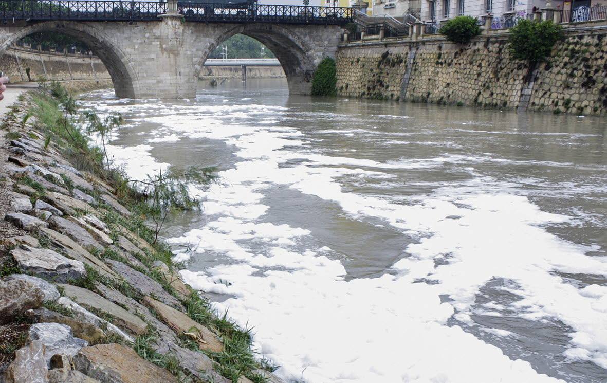 7 DE SEPTIEMBRE. Un manto de espuma contaminante en el Segura. El río amanece cubierto de un manto de espuma a su paso por la capital.