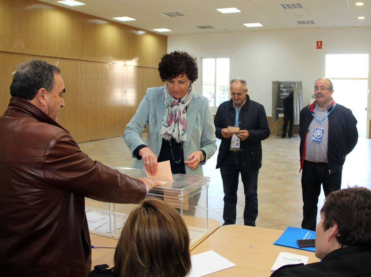 La alcaldesa de Puerto Lumbreras, María Ángeles Túnez, ejerce su derecho al voto.