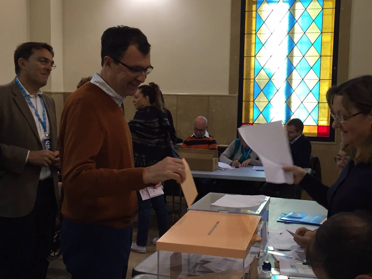 El alcalde de Murcia, José Ballesta, deposita su voto.