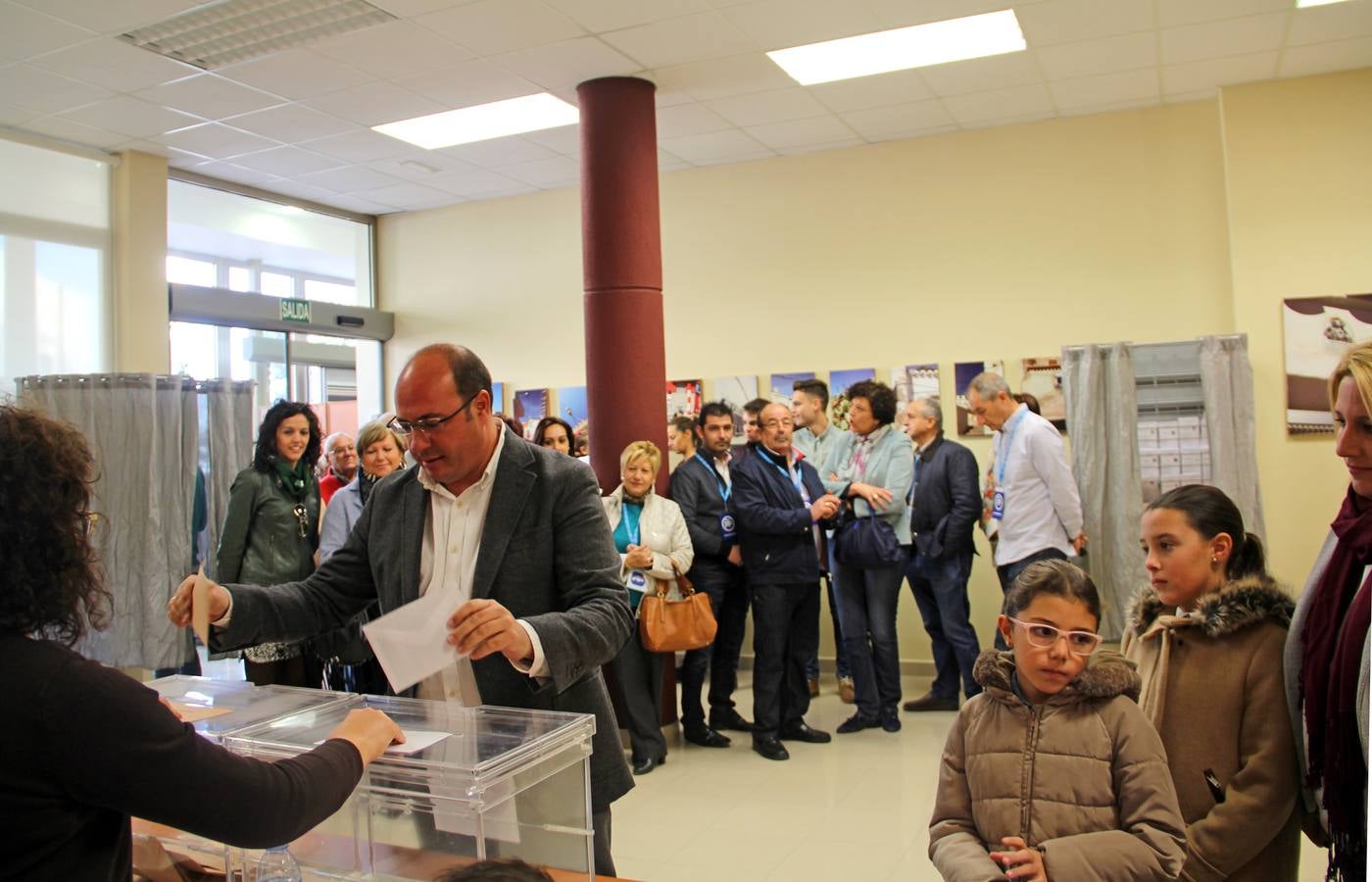 El presidente del Gobierno regional, Pedro Antonio Sánchez, ha votado en en un centro de día para ancianos de Puerto Lumbreras, su localidad natal.