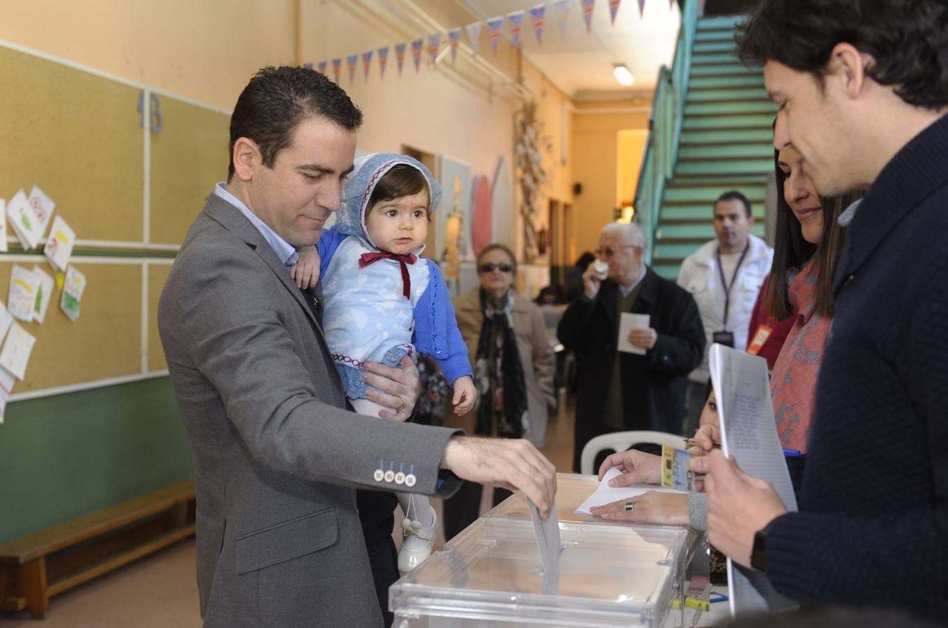 El candidato al Congreso del Partido Popular por Murcia, Teodoro García, ejerce su voto en Cieza.