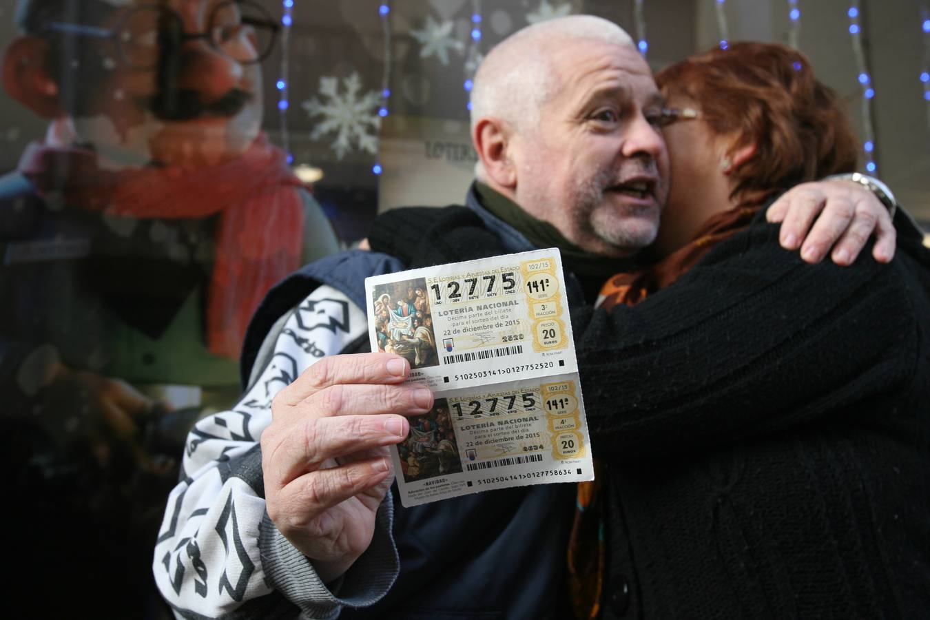 Dos agraciados con el segundo premio de la Lotería de Navidad, el 12.775, se abrazan mientras enseñan los décimos premiados, hoy en Roda de Berà (Tarragona).