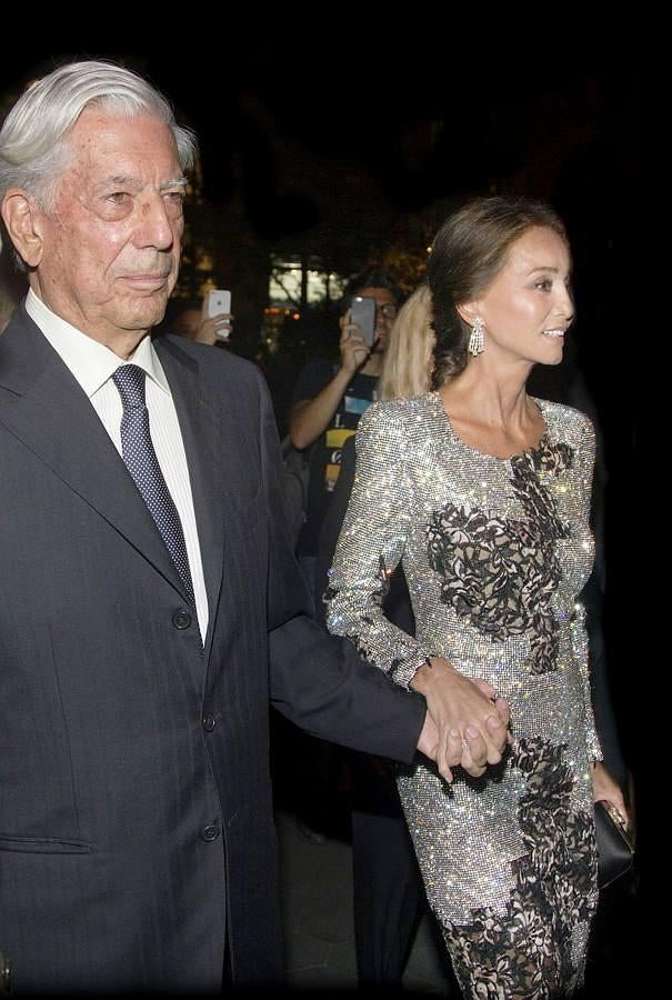 El novelón. No hay edad para el amor. Lo constata el último capítulo que ha escrito Mario Vargas Llosa en su biografía. El Premio Nobel se separó este año de su mujer, tras medio siglo juntos, para iniciar una relación con la reina del papel ‘couché’, Isabel Preysler. Siempre de la mano, han paseado su pasión por Madrid y Manhattan. Se habla de boda.