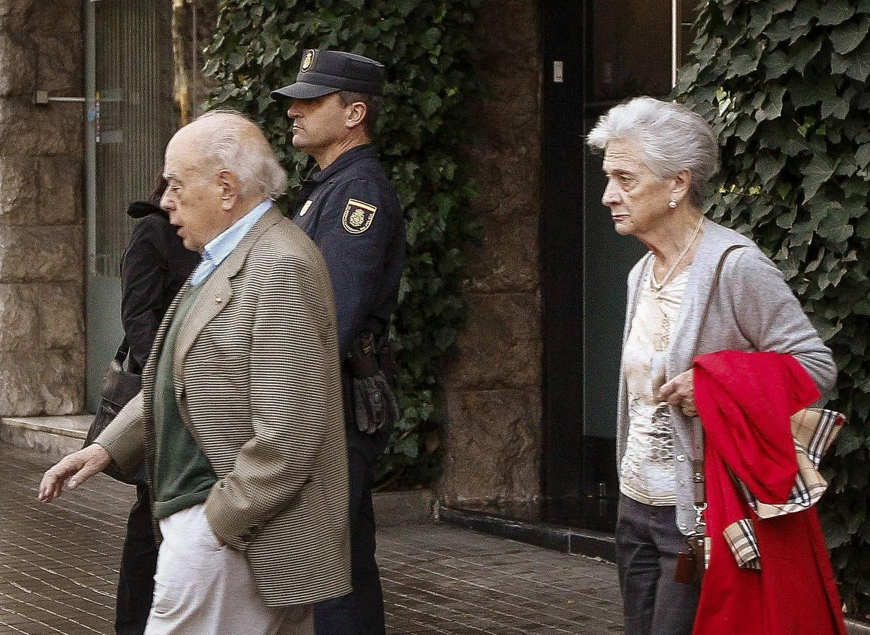 El clan imputado. Si el año pasado vimos a Jordi Pujol declarar que tenía algunos milloncetes en Andorra, en 2015 ha sido desalojado de su casa para registrar las dependencias donde da refugio a su primogénito, presunto ‘cerebro’ del clan. No están para mucho cava. Todos, los padres y sus siete hijos, han sido imputados. Tienen abiertos cuatro procesos judiciales.