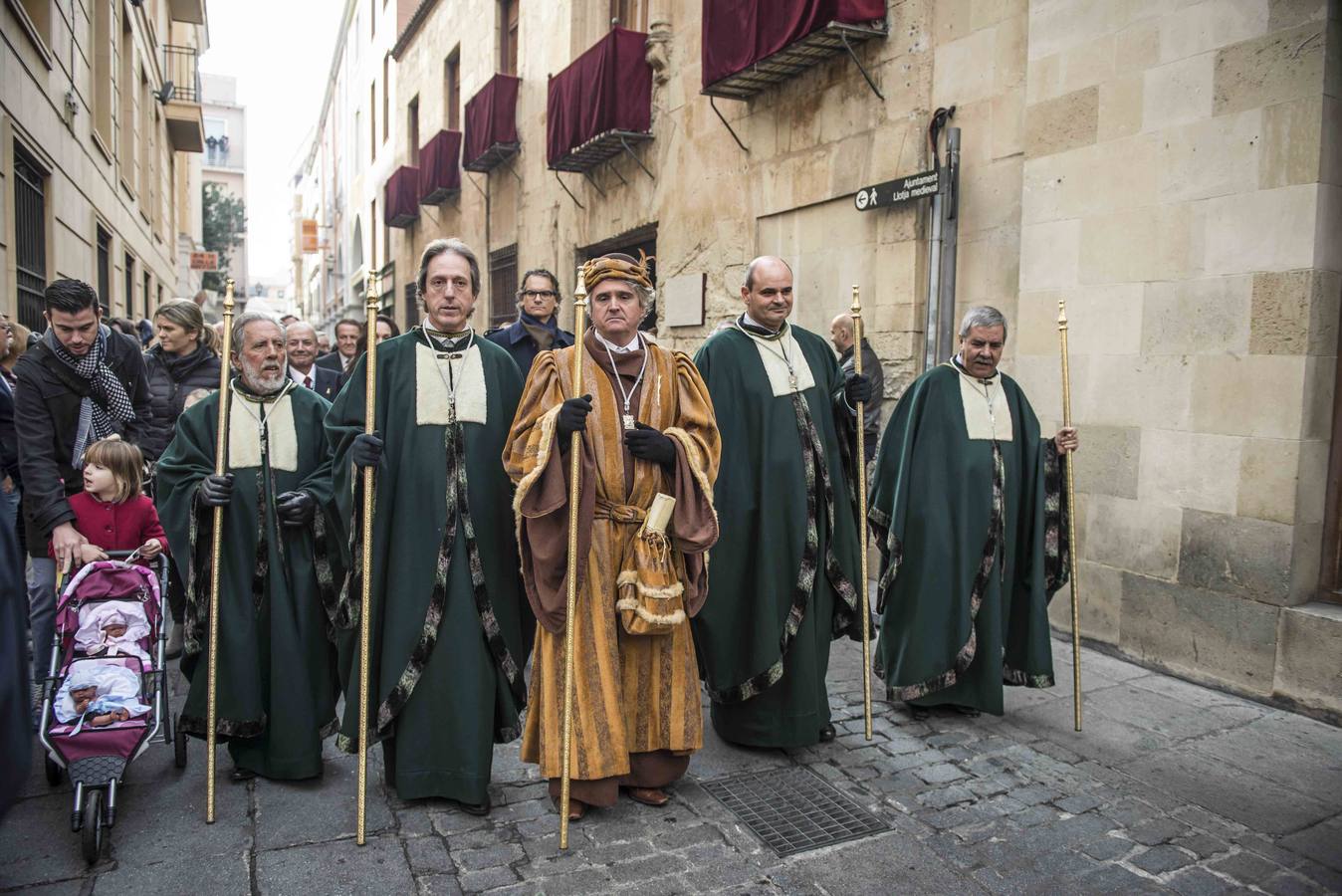 Fervor y colorido al paso de la Patrona