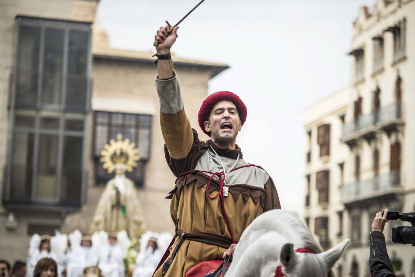 Fervor y colorido al paso de la Patrona