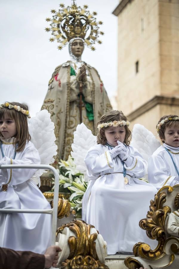 Fervor y colorido al paso de la Patrona