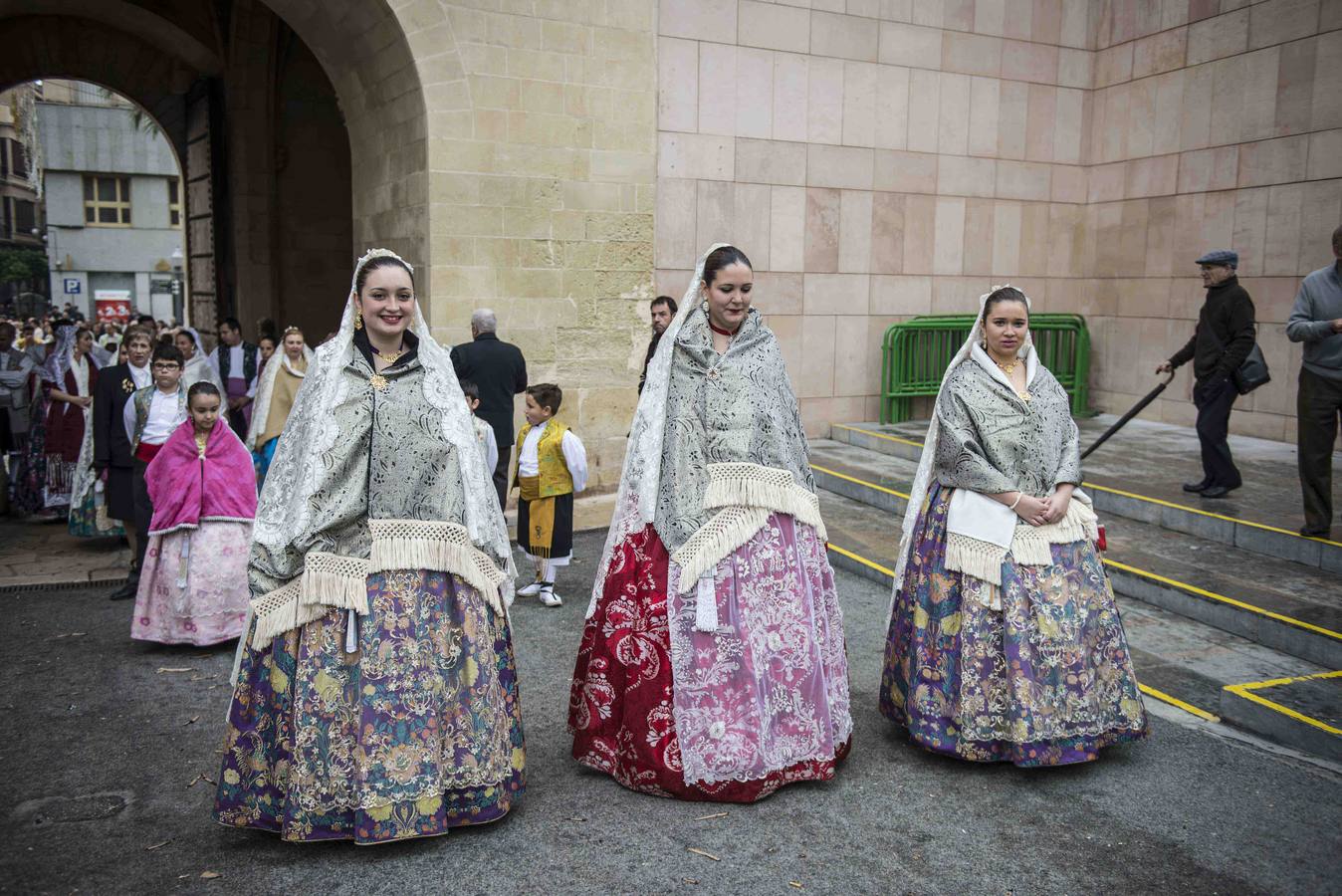 Fervor y colorido al paso de la Patrona