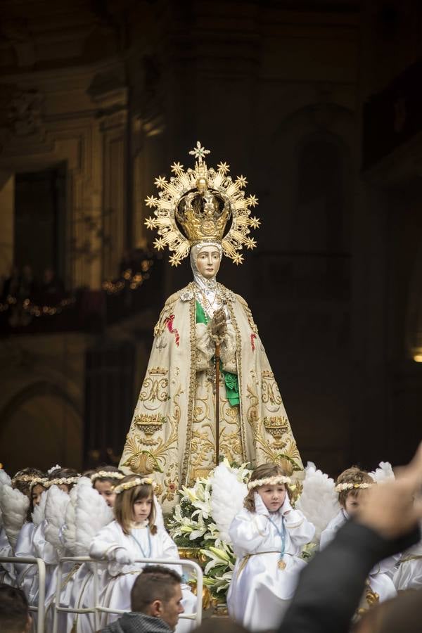 Fervor y colorido al paso de la Patrona