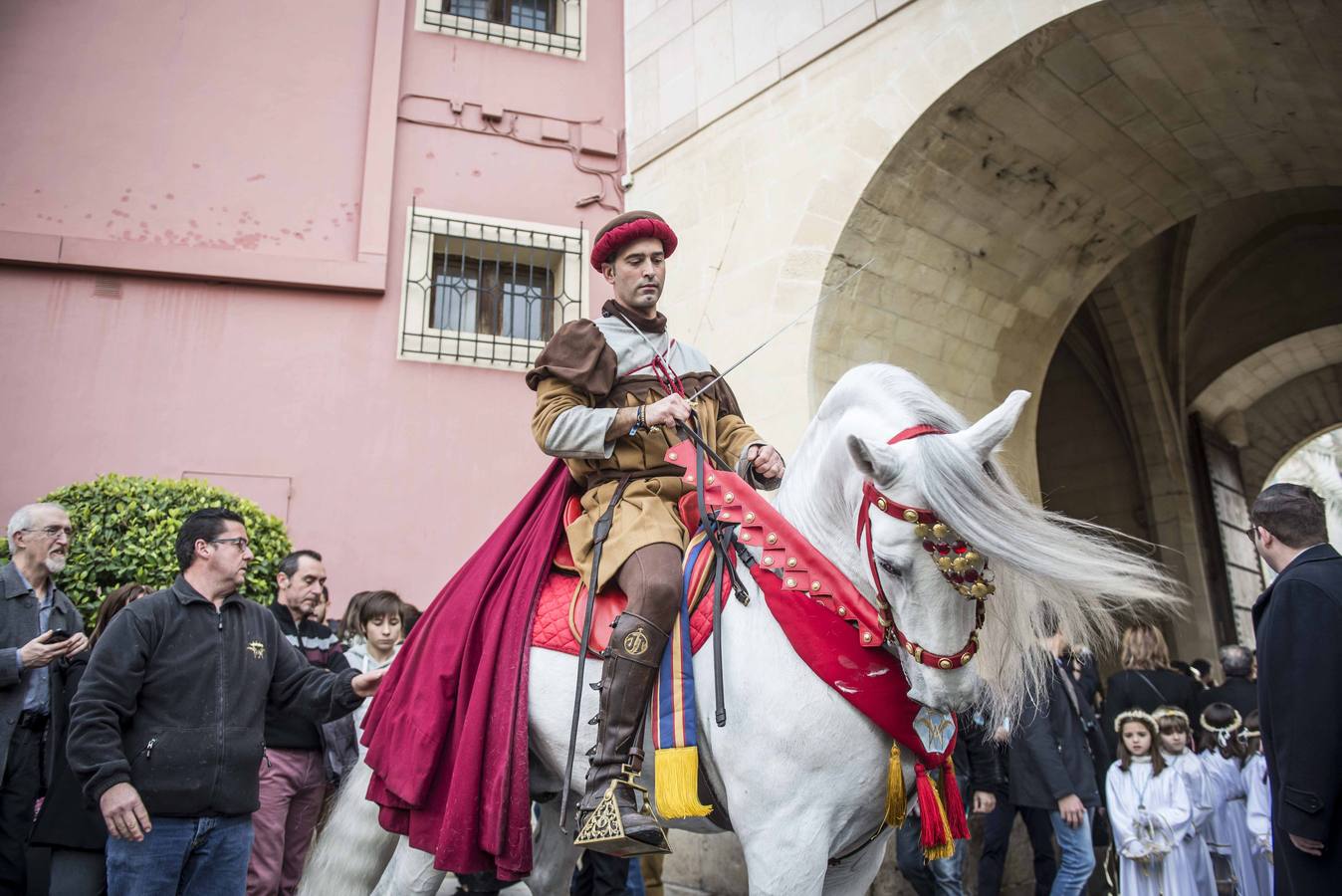 Fervor y colorido al paso de la Patrona