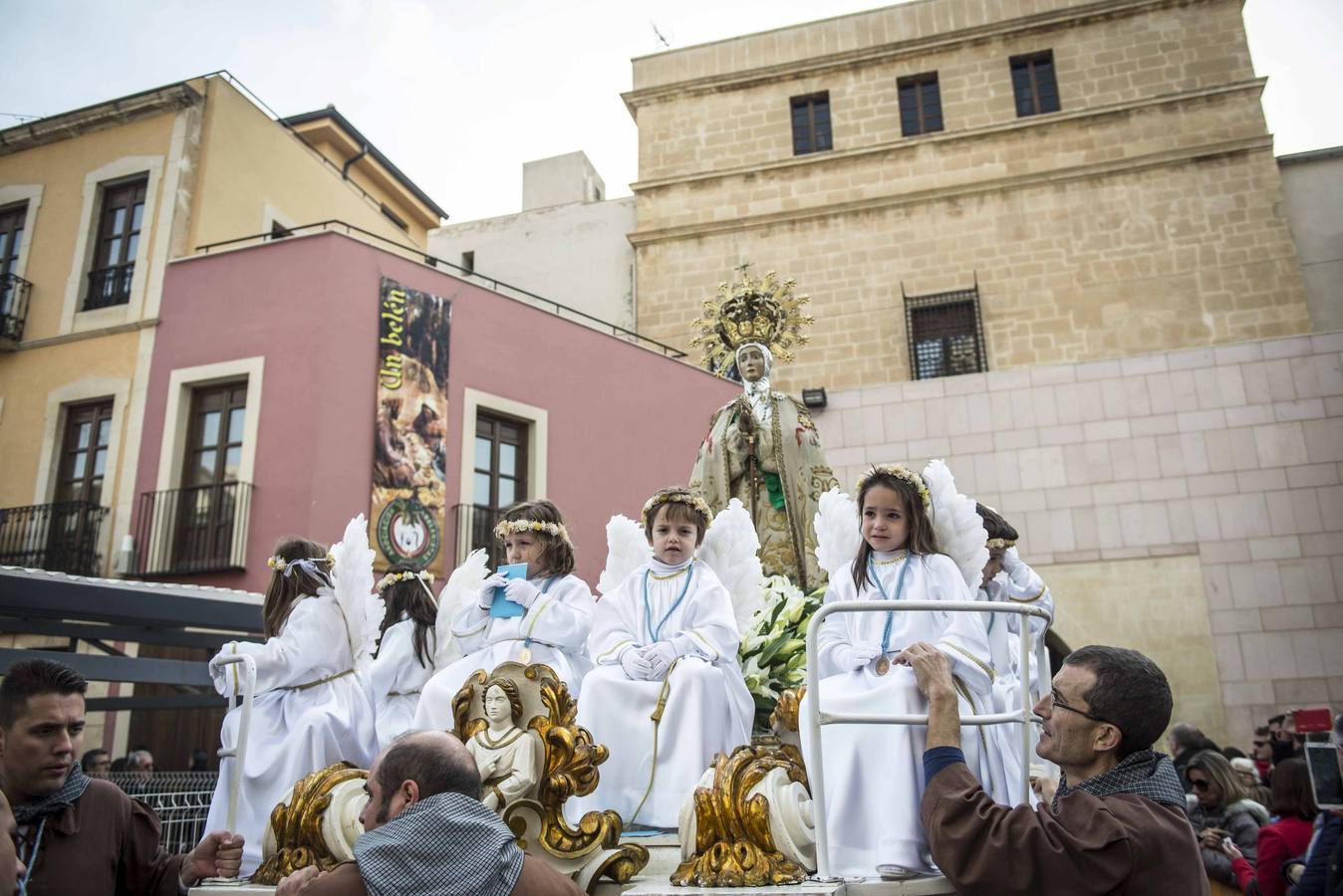 Fervor y colorido al paso de la Patrona