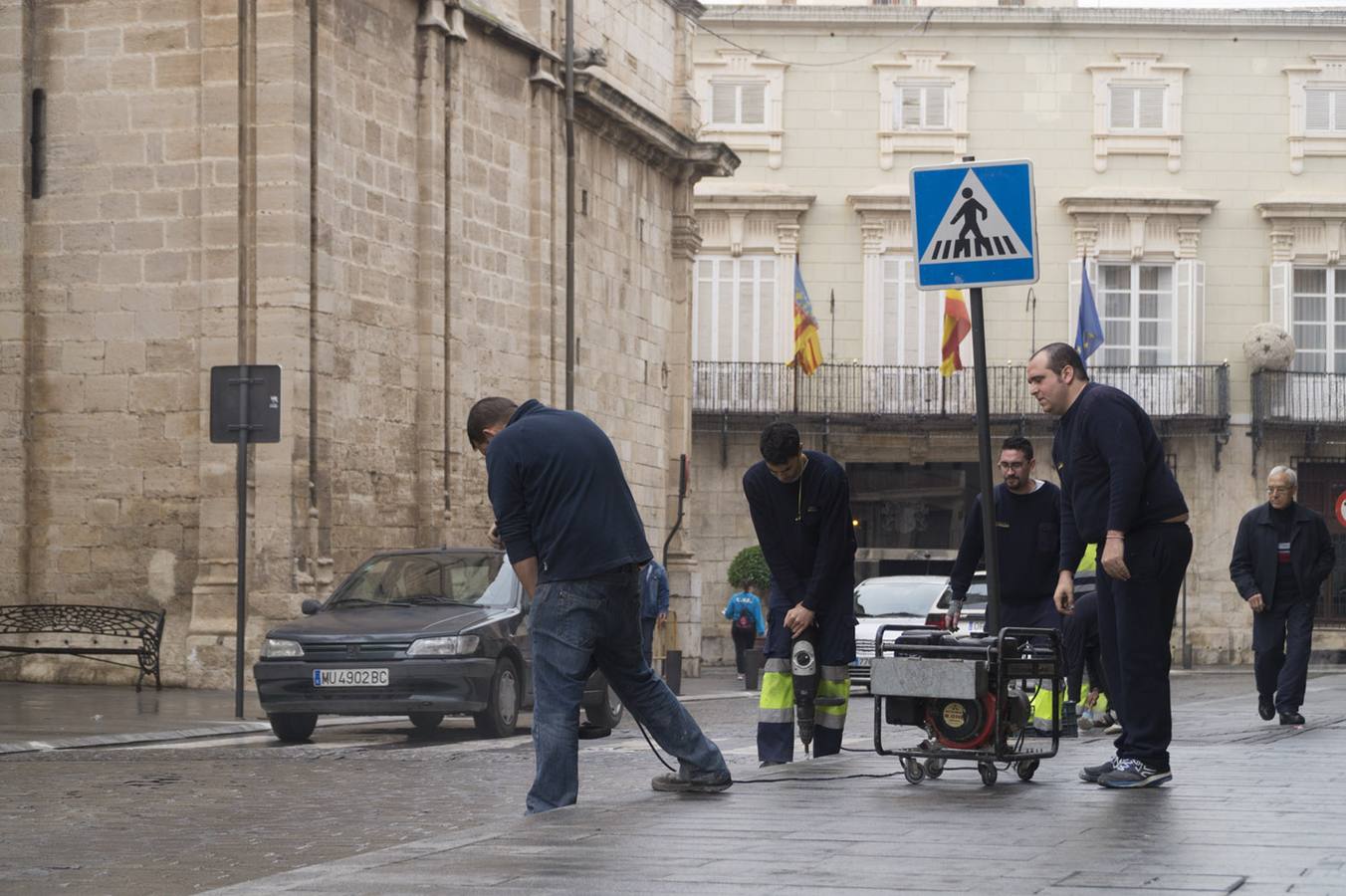 Preparativos para instalar el vallado para el desfile de la Cabalgata