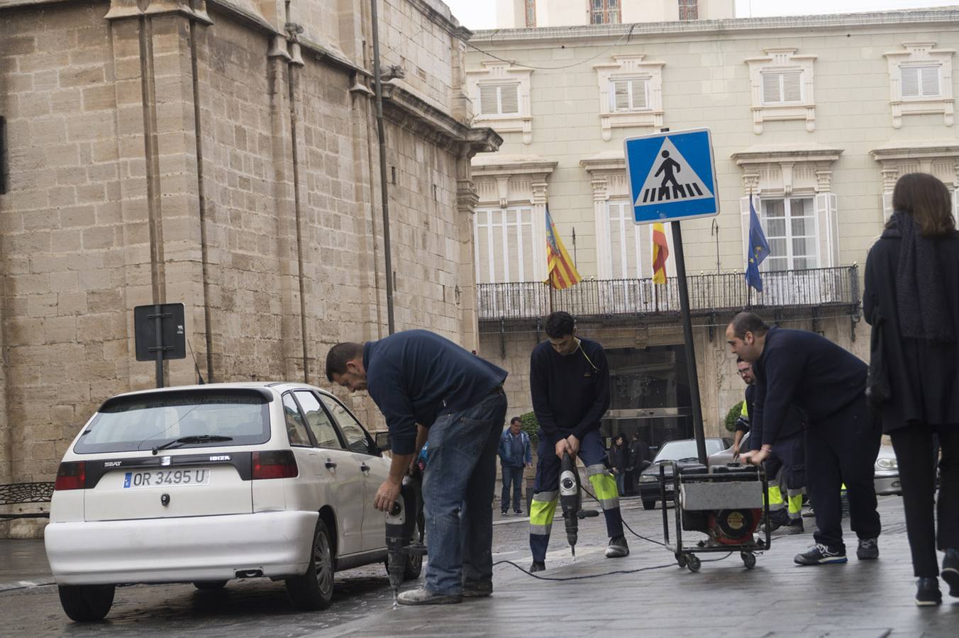 Preparativos para instalar el vallado para el desfile de la Cabalgata