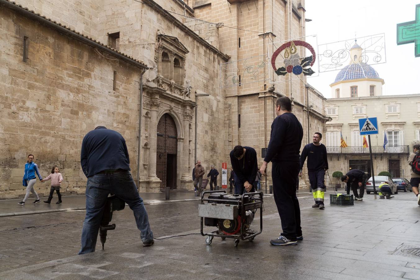 Preparativos para instalar el vallado para el desfile de la Cabalgata