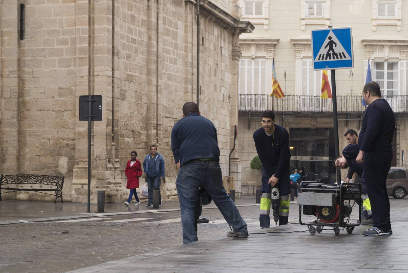 Preparativos para instalar el vallado para el desfile de la Cabalgata