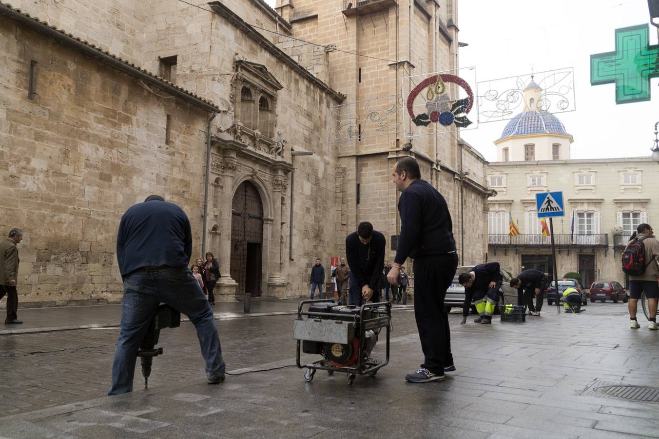 Preparativos para instalar el vallado para el desfile de la Cabalgata