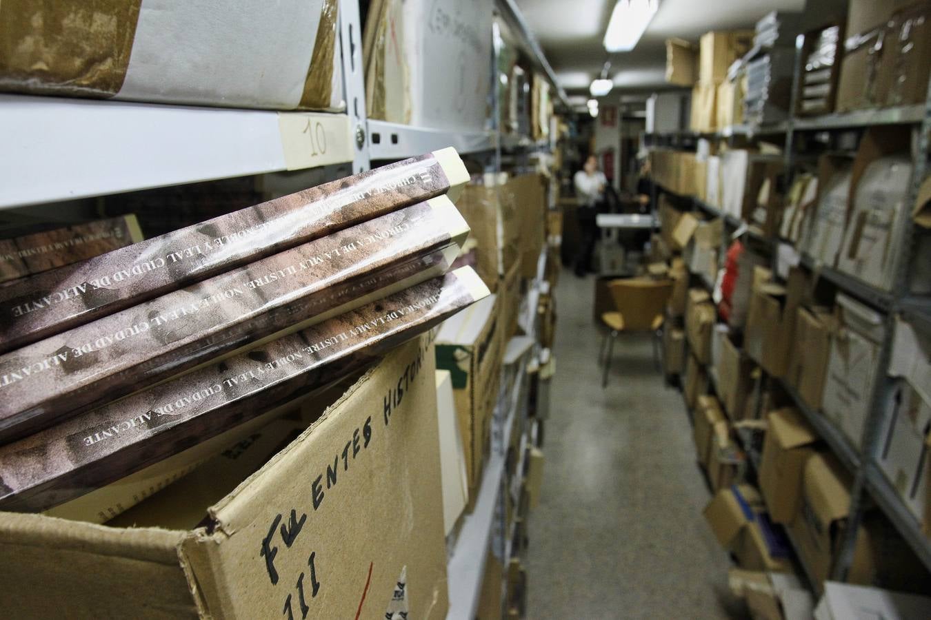 Cultura encuentra más de 32.000 libros amontonados en el sótano de la Concejalía en Alicante