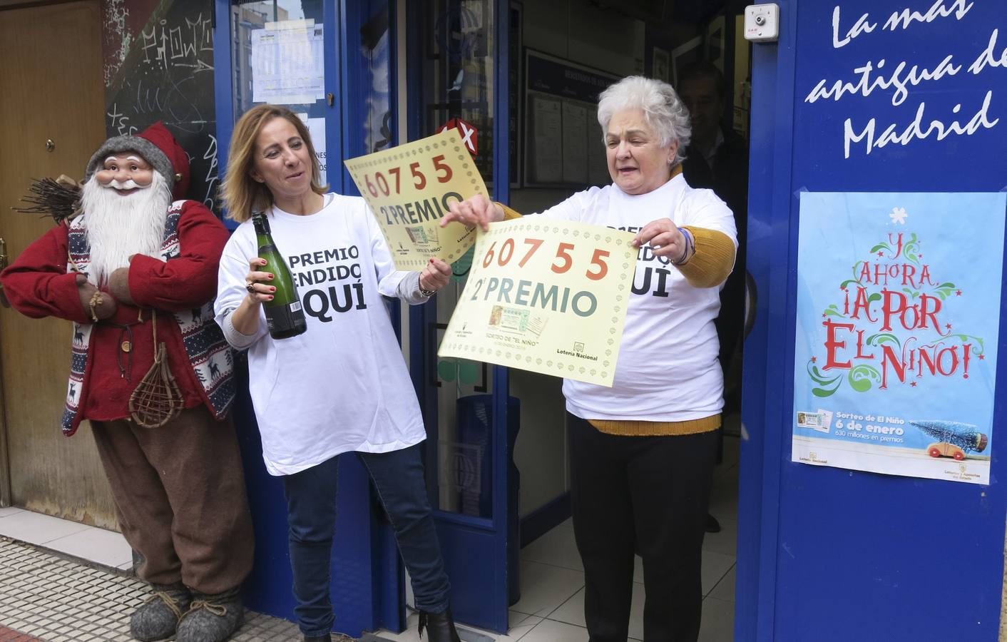 Raquel Lucas, propietaria de la administración número uno de Madrid celebra el segundo premio del sorteo extraordinario de El Niño, el 60755.