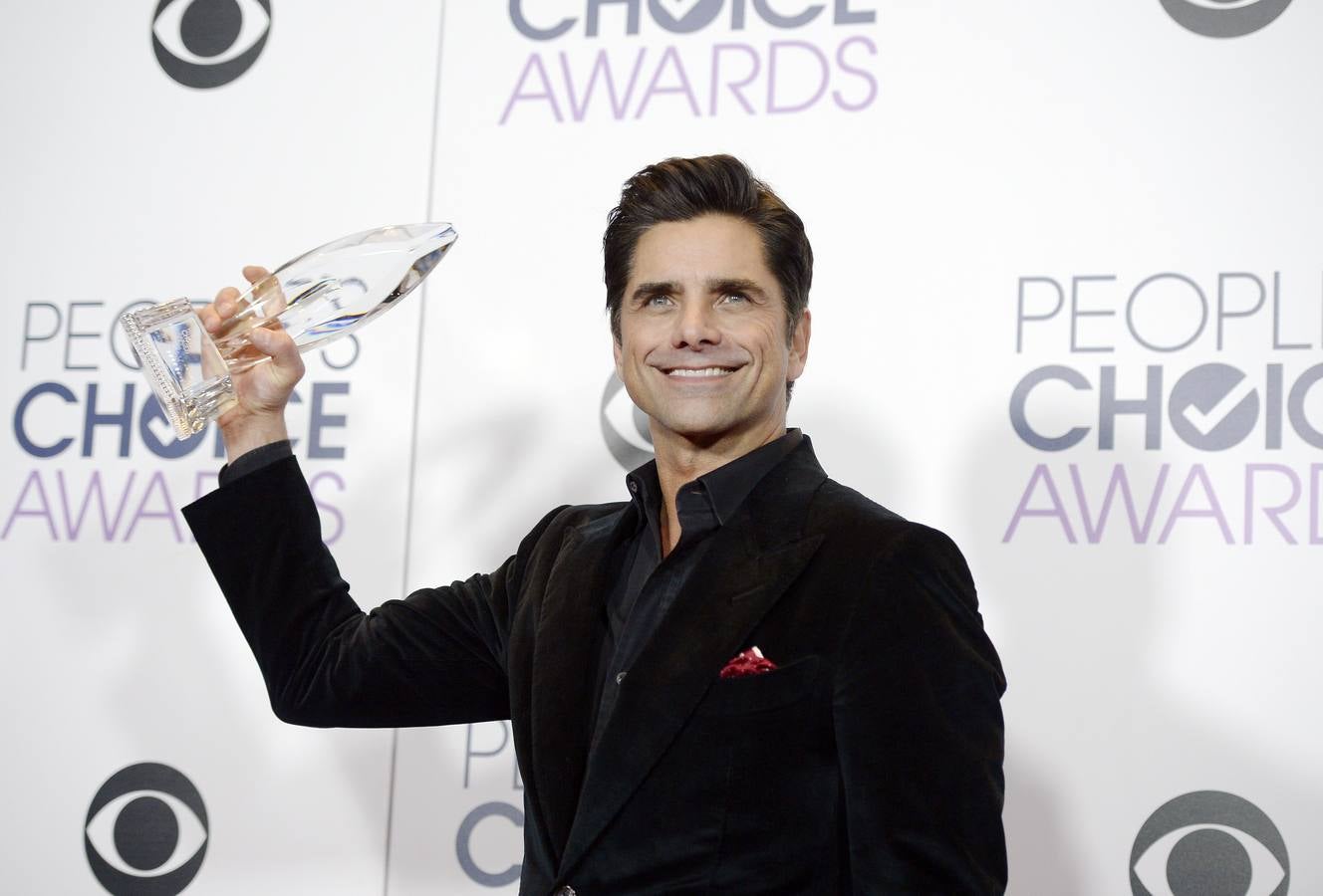 John Stamos posa con el galardón al actor favorito del público en una nueva serie de televisión, por 'Grandfathered'.