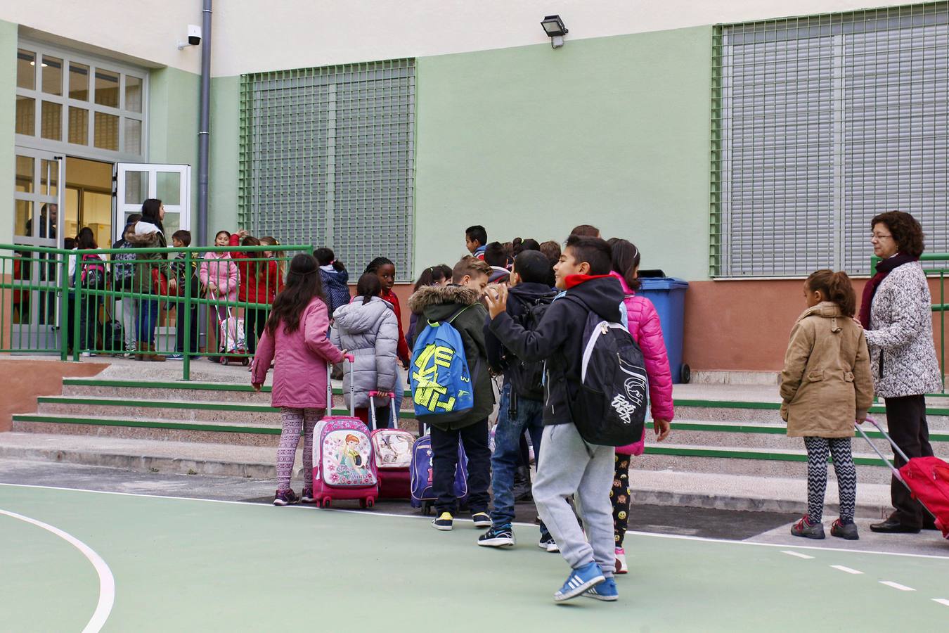 Los niños vuelven al colegio Manjón Cervantes tras siete años de &#039;exilio