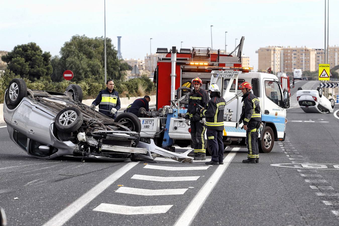 Un accidente provoca el vuelco de dos vehículos en la A-31 en Alicante