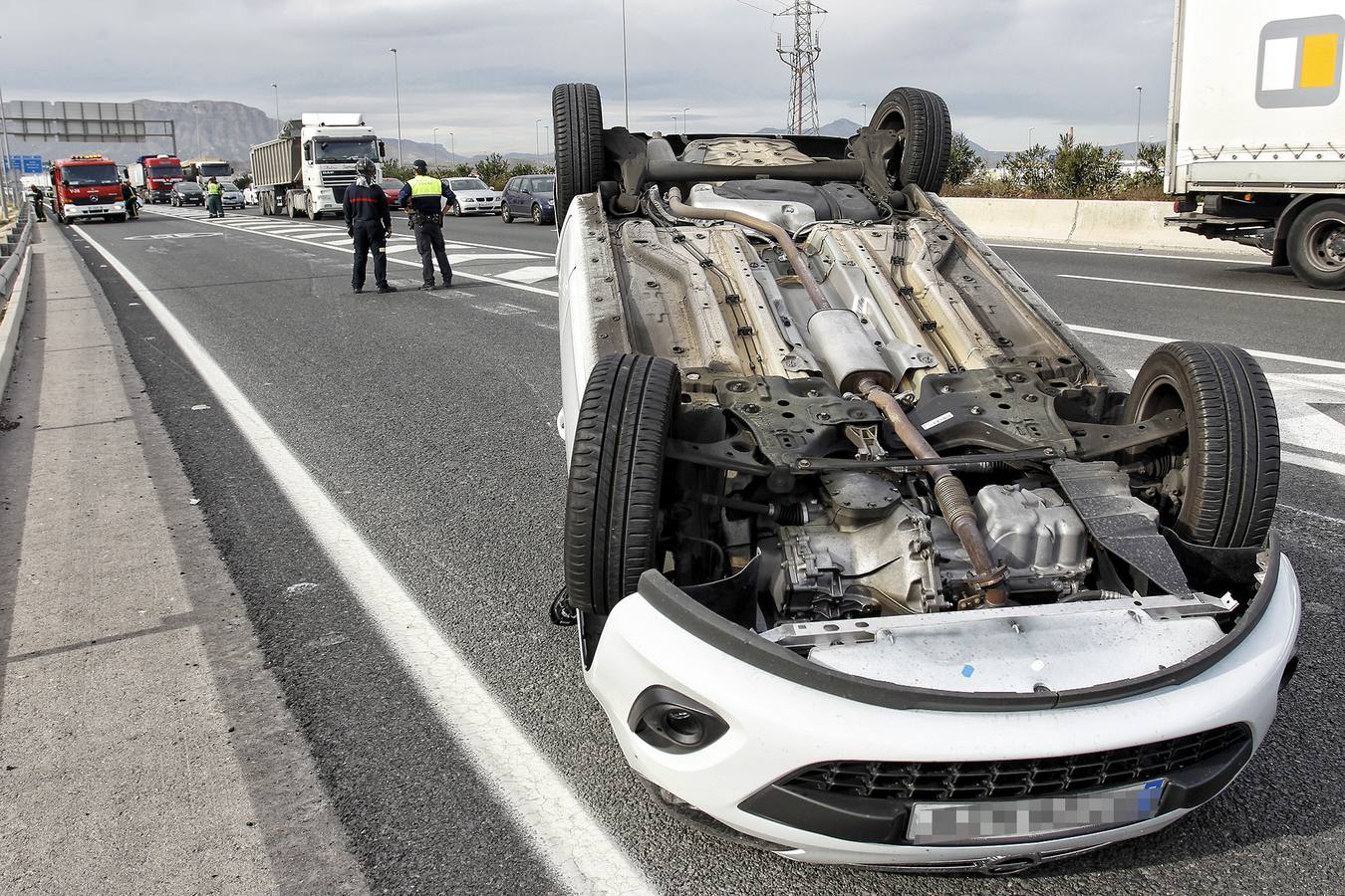 Un accidente provoca el vuelco de dos vehículos en la A-31 en Alicante