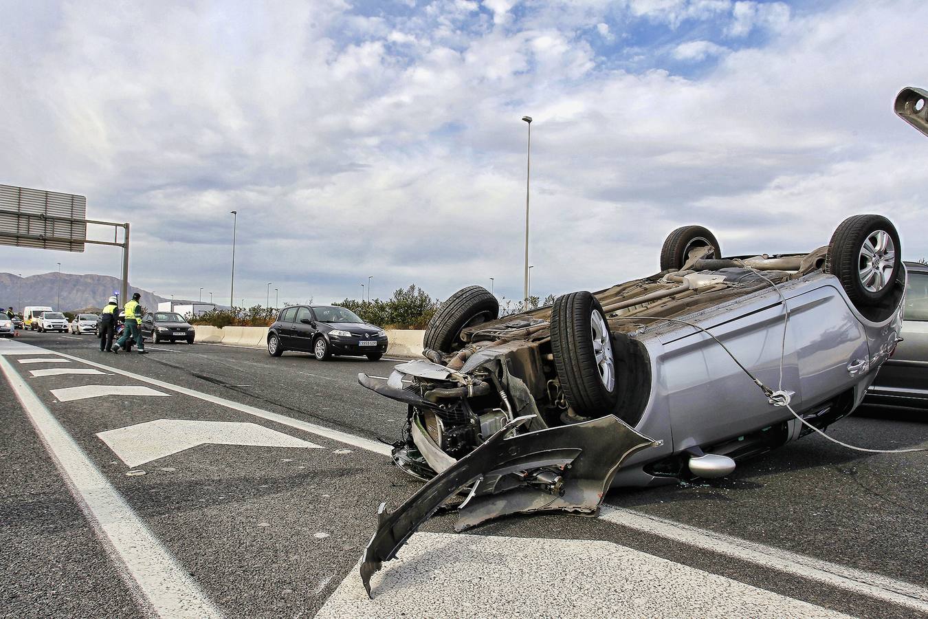 Un accidente provoca el vuelco de dos vehículos en la A-31 en Alicante