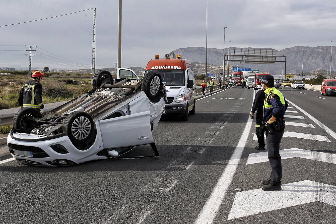 Un accidente provoca el vuelco de dos vehículos en la A-31 en Alicante