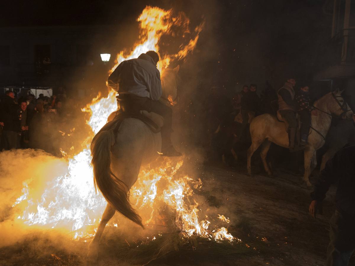 Jinetes que desafían al fuego