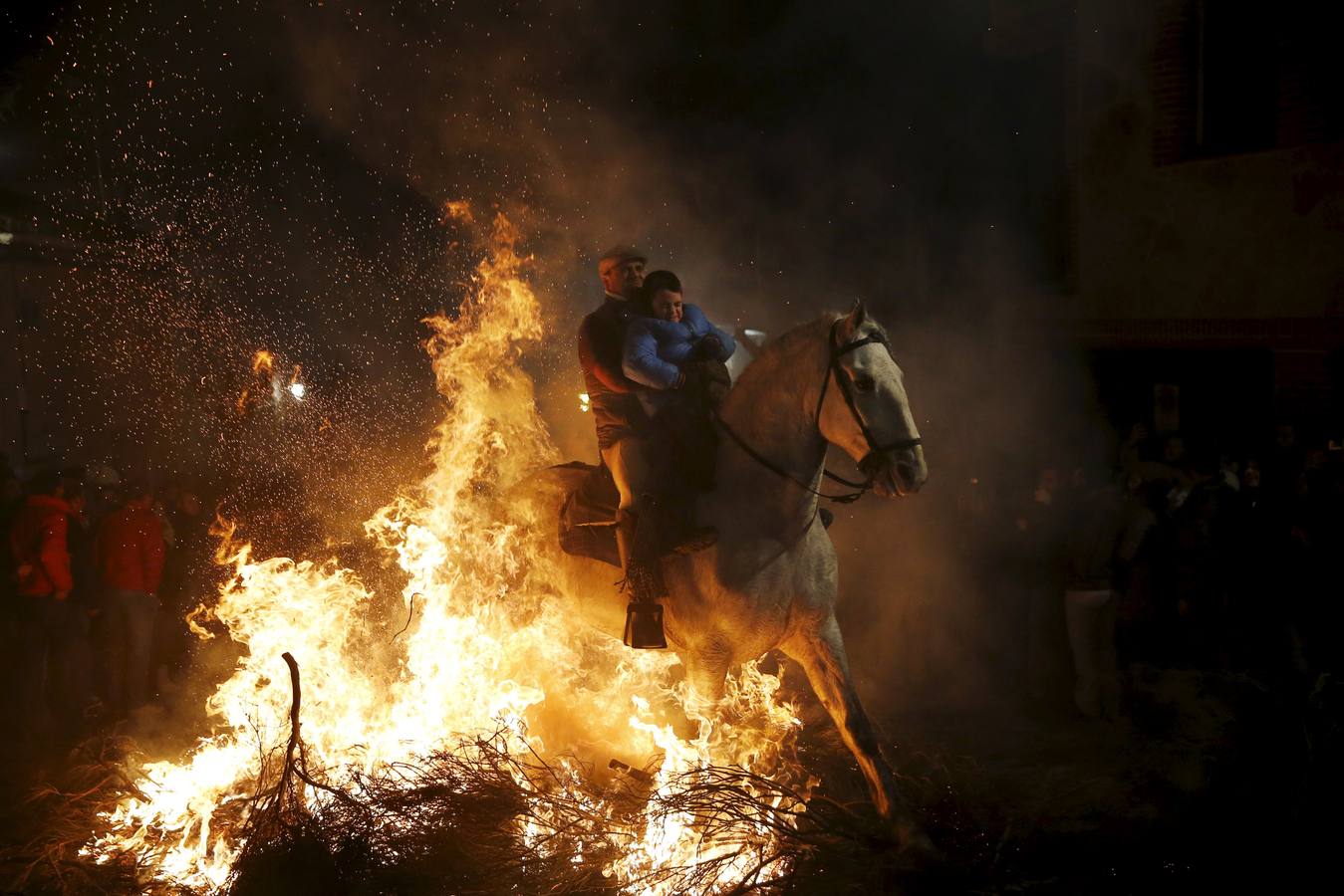 Jinetes que desafían al fuego