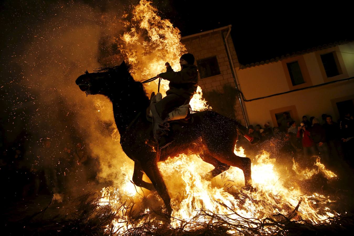 Jinetes que desafían al fuego