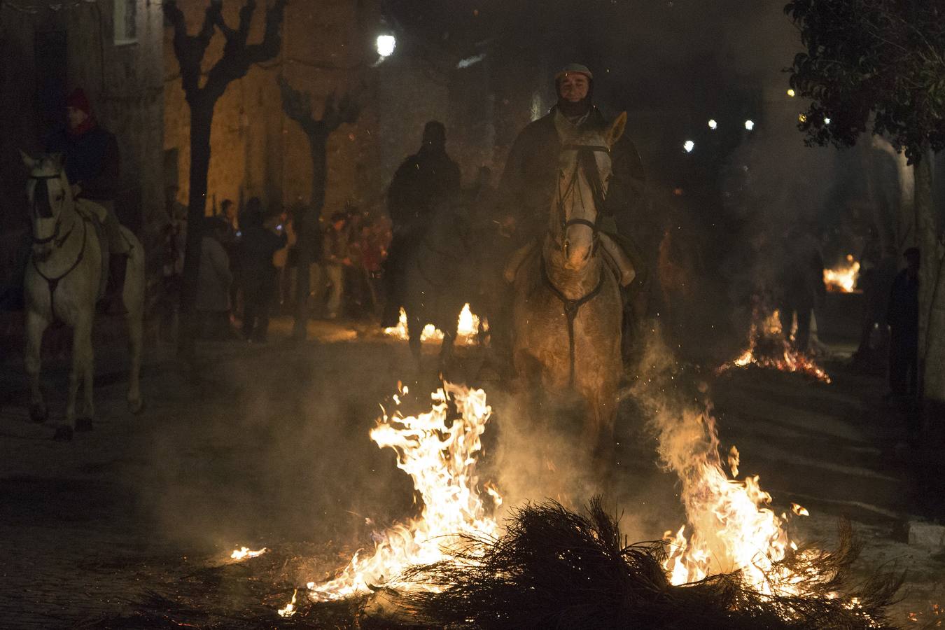 Jinetes que desafían al fuego