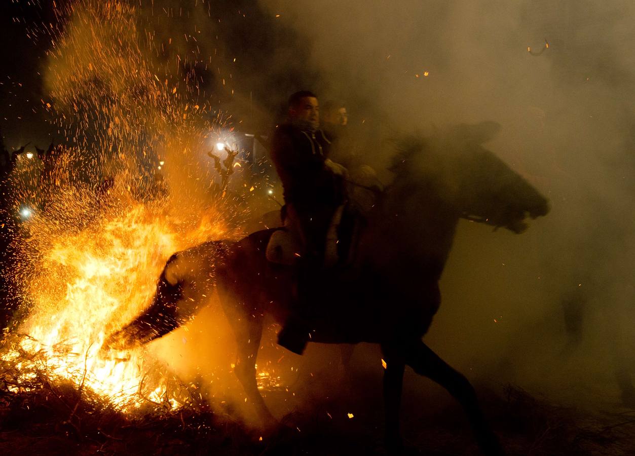 Jinetes que desafían al fuego