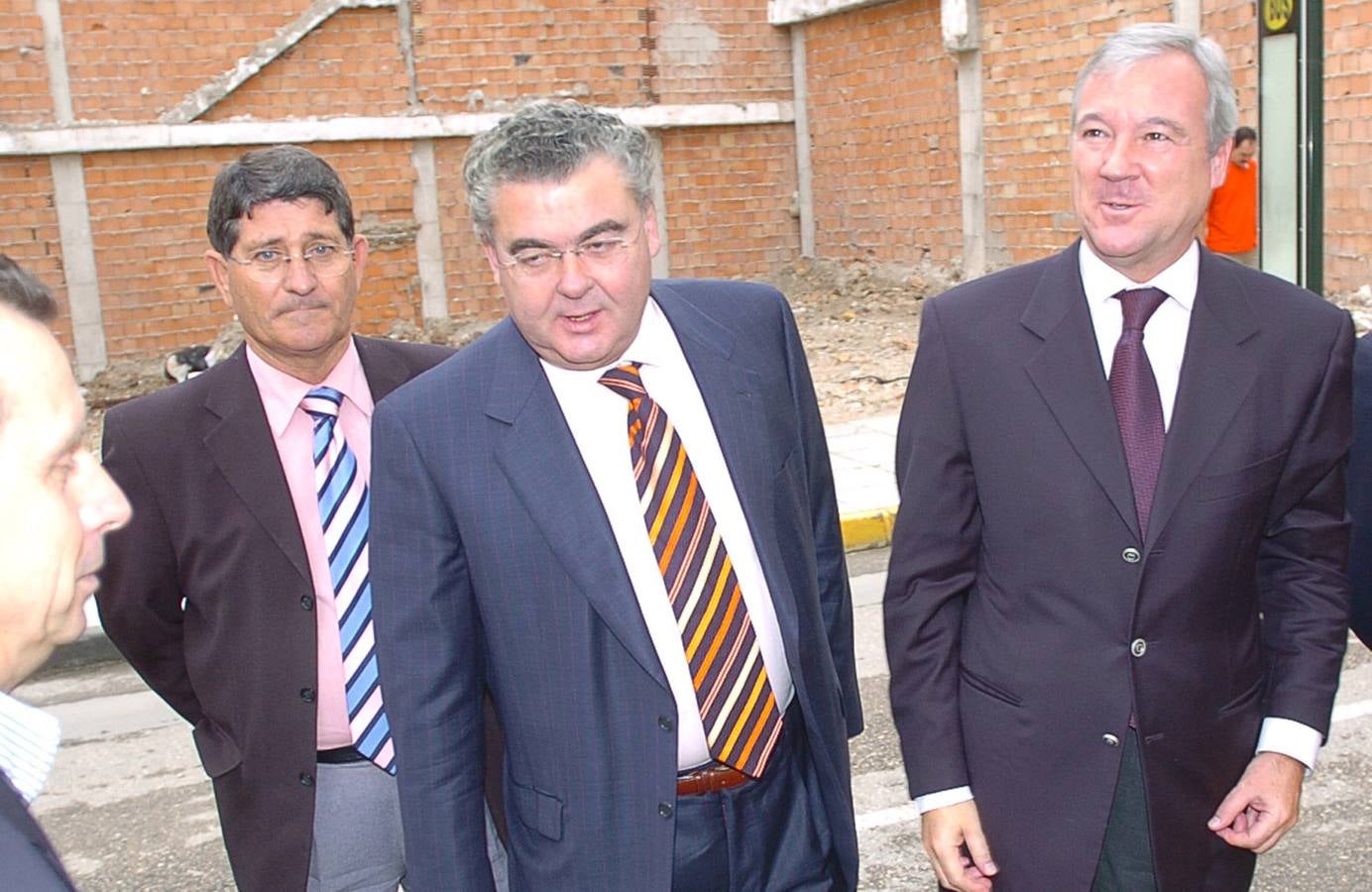 Juan Ramírez y Miguel Navarro, los entonces alcaldes de Águilas y Lorca, inauguran junto a Valcárcel la nueva residencia y el centro día de la Asociación de Protección al Deficientes, Asprodes. (6/2006)