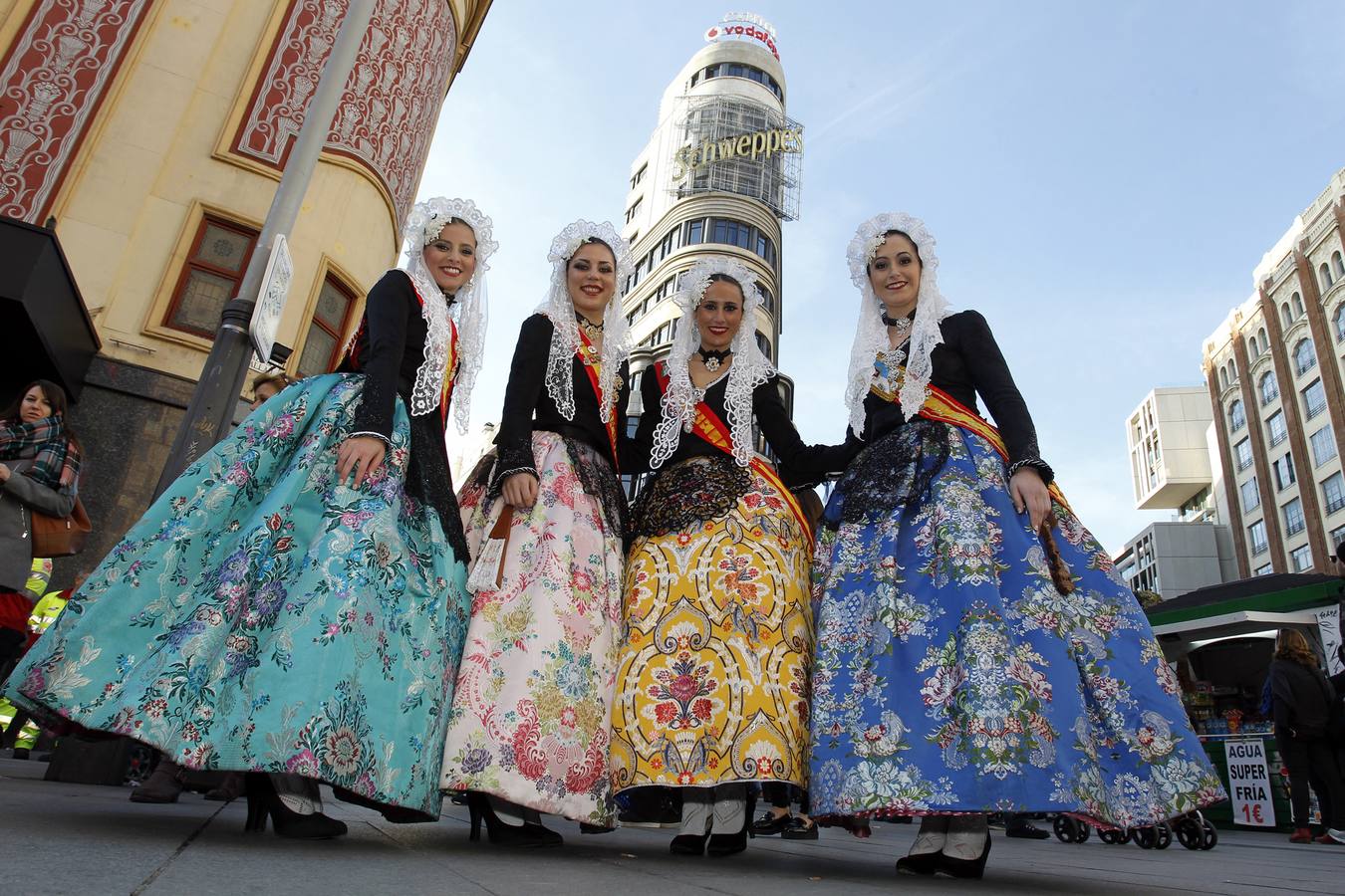 La fiesta de la provincia recorre el centro de Madrid