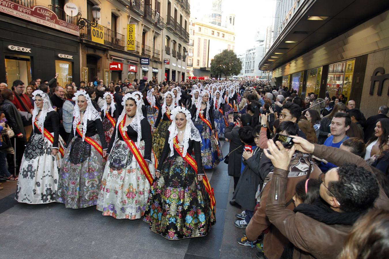 La fiesta de la provincia recorre el centro de Madrid