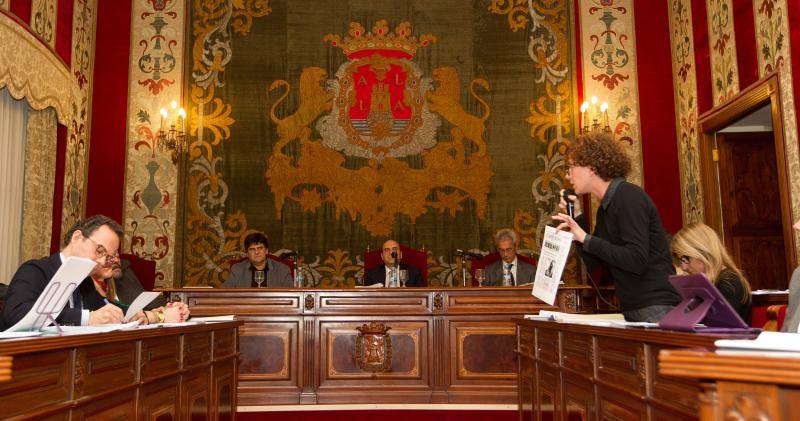 El tripartito saca a pasear Imelsa para atacar a un PP más combativo en el Pleno