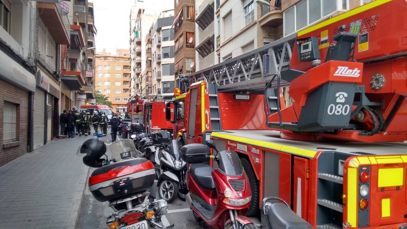 Una mujer intoxicada por humo al incendiarse su vivienda