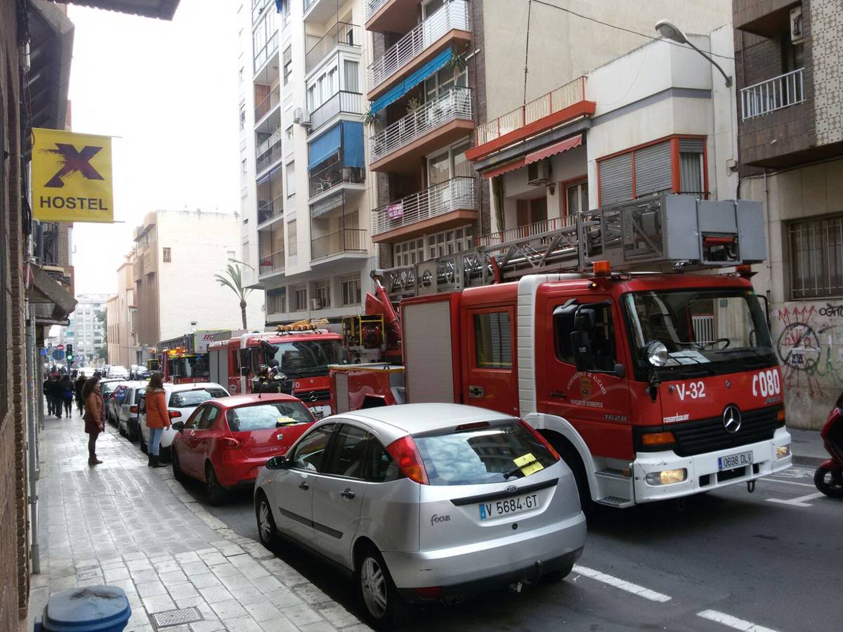 Una mujer intoxicada por humo al incendiarse su vivienda