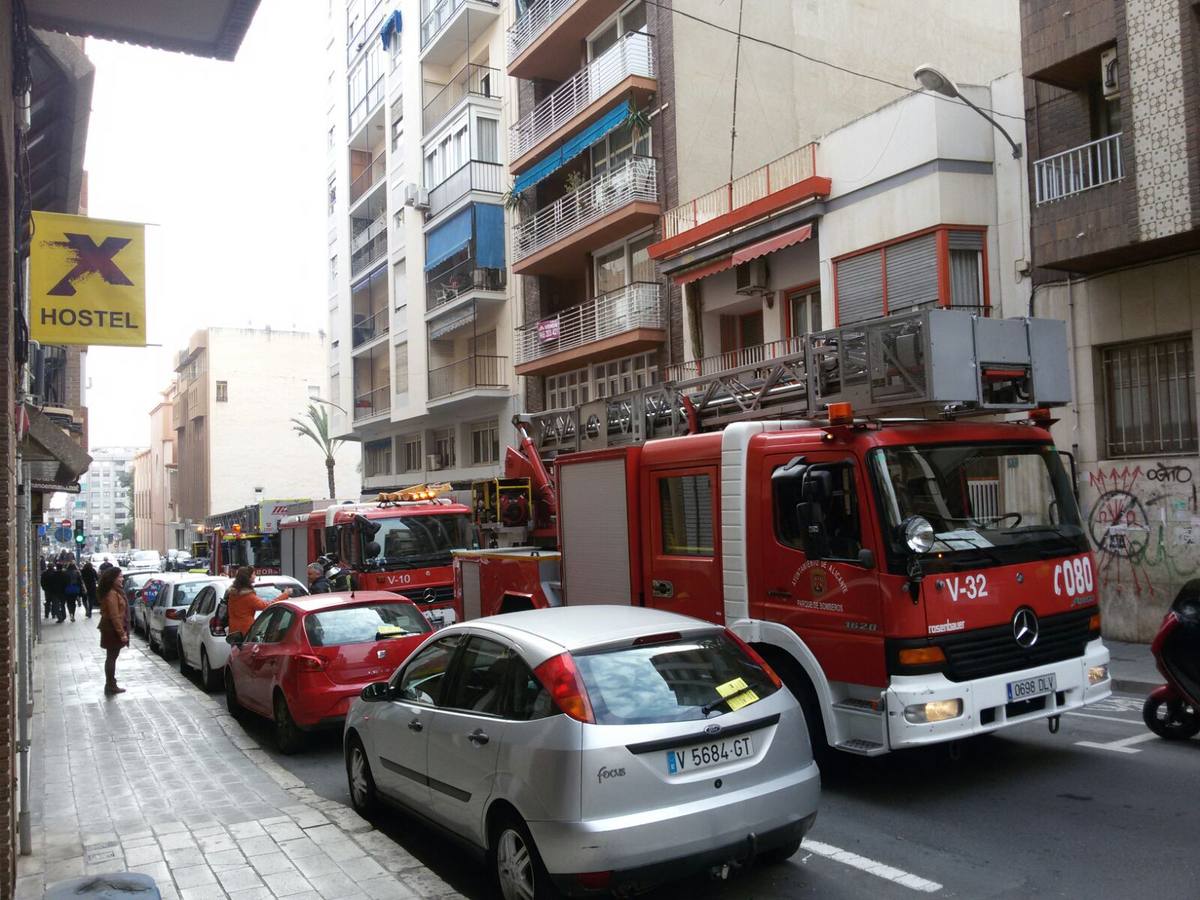 Una mujer intoxicada por humo al incendiarse su vivienda