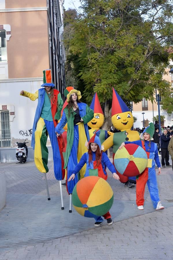 Casi 1.200 vecinos desfilan por El Carmen
