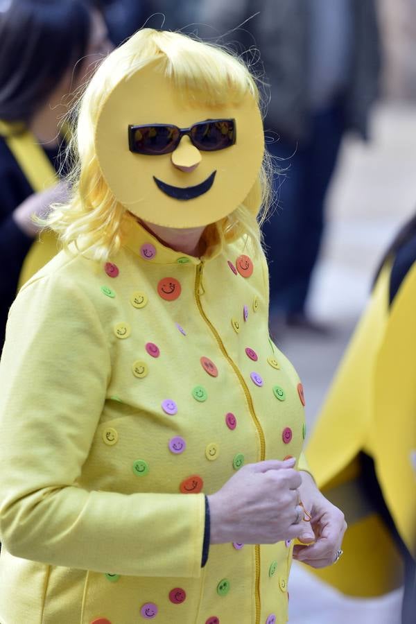 Casi 1.200 vecinos desfilan por El Carmen