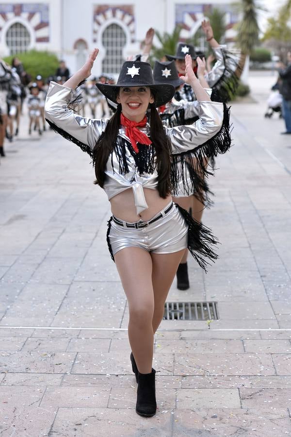 Casi 1.200 vecinos desfilan por El Carmen