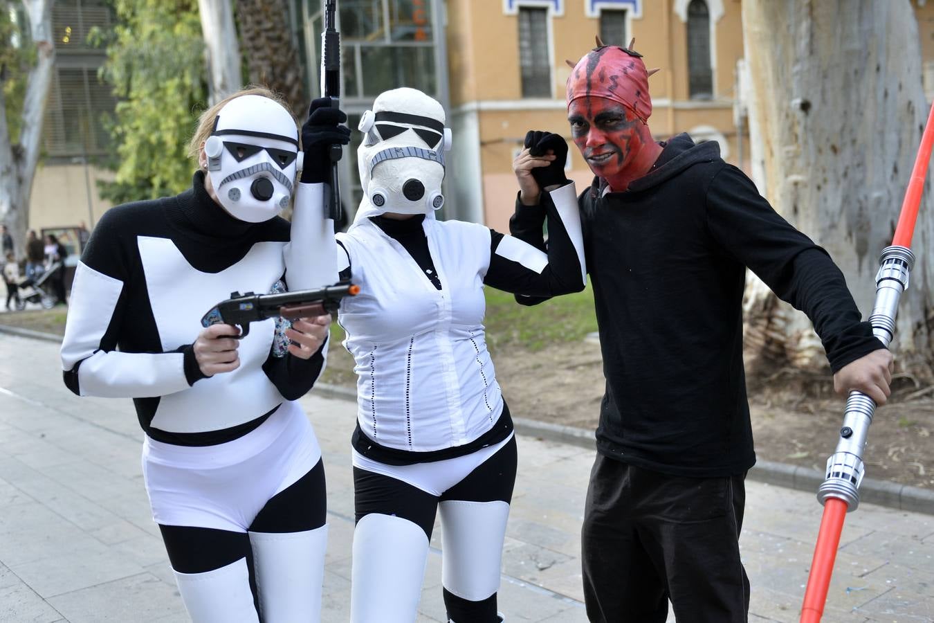 Casi 1.200 vecinos desfilan por El Carmen