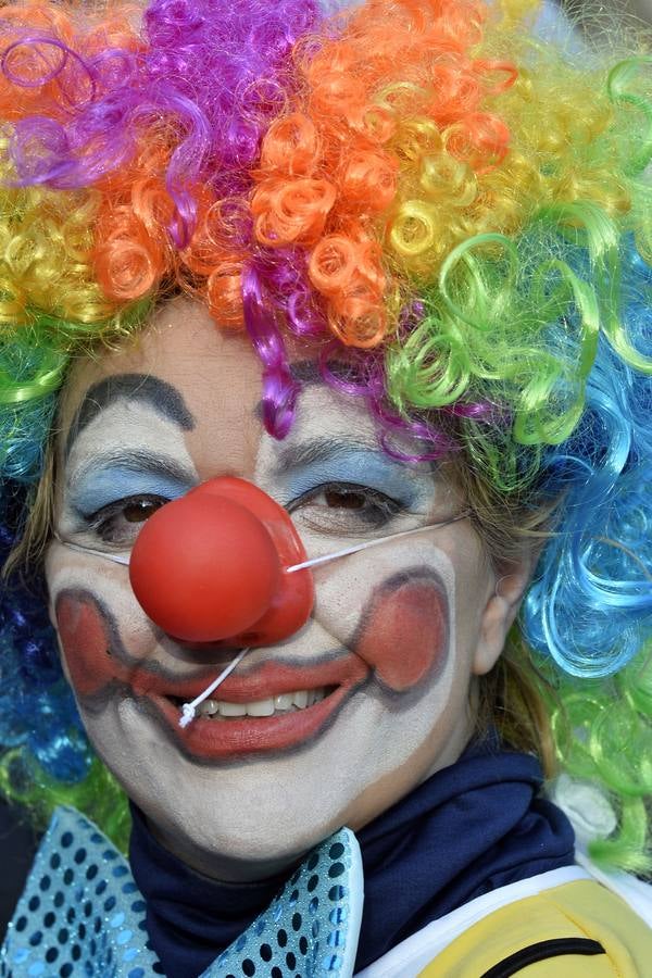 Casi 1.200 vecinos desfilan por El Carmen