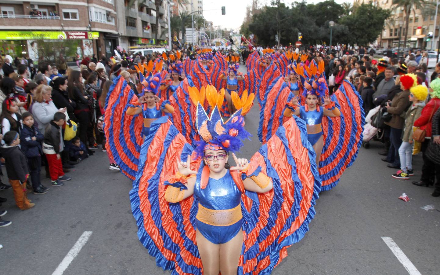 El Carnaval gana al frío de calle en Cartagena